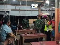 Babinsa 0816/12 Prambon bersama BKO terapkan edukasi protokol kesehatan pada warga