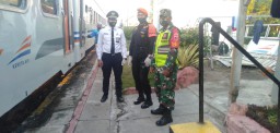 Babinsa porong ikut memberikan pelayanan terbaik bagi penumpang kereta api