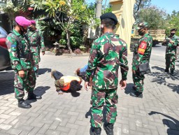 TNI Polri dan Satpol PP gencarkan operasi tertib masker di Prambon