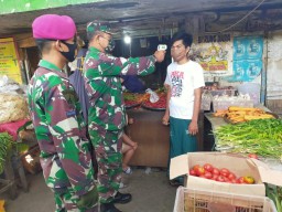 Babinsa Buduran operasi protokol kesehatan di Pasar Buduran
