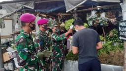 Koramil 0816/03 Buduran melaksanakan operasi protokol kesehatan di Pasar Sono