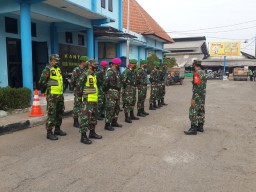 Kapten INF Siswanto pimpin Gelar Operasi Tertib Masker di jalan raya depan Pasar Krian.
