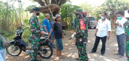 Koramil 0816/13 Wonoayu melaksanakan operasi protokol kesehatan di desa Candinegoro.