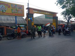 Anggota Ramil0816/07 Krembung, BKO Yonkav 3/Tank, Polsek, Satpol PP, ILS Laksanakan Pam Penegakan disiplin di pasar krembung