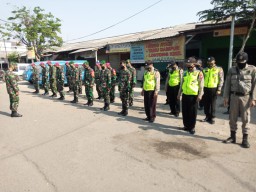 Koramil 0816/09 Krian Gelar Operasi Tertib Masker di jalan raya depan Pasar Krian