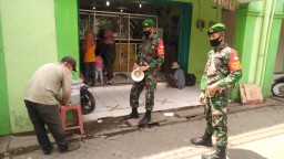 Koramil 0816/04 porong melaksanakan operasi protokol kesehatan dipasar dan tanggul lapindo