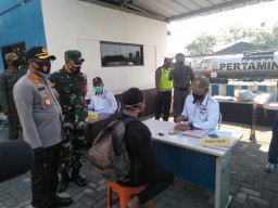 DANRAMIL 16 WARU DAMPINGI FORKOPIMDA PIMPIN SWEEPING GABUNGAN PENEGAKAN PROTOKOL KESEHATAN COVID-19 DI KEC. WARU