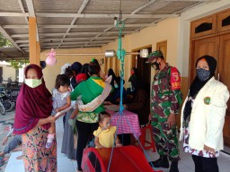 Wujudkan Balita Sehat, Babinsa Koramil 0816/13 Wonoayu Bantu Pelayanan Posyandu