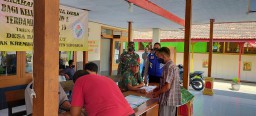 Babinsa Ramil0816/07 Krembung Dampingi Penyerahan BLT DD TA. 2020 Bagi masy Terdampak Covid 19.