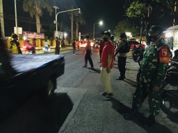Koramil 0816/04 porong bersama polsek dan satpol pp kecamatan porong menggelar ops yustisi pemakaian masker guna mencegah virus covid-19