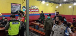 Babinsa Koramil 0816/05 Tulangan Dampingi Operasi Yustisi Gakplin Berskala Kecil