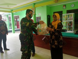 Forkopimka Prambon berikan bantuan berupa bibit tanaman dan bibit ikan lele kepada warga Desa Kedungkembar