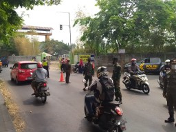 Babinsa Koramil 0816/11 Tarik Beserta Unsur Tiga Pilar, Laksanakan Operasi Yustisi Penegakan Protokol Kesehatan