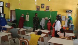 Babinsa Koramil 0816/06 Tanggulangin Mlaks Giat Pendampingan Imunisasi BIAS