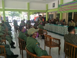 Danramil 0816/07 Krembung berikam materi Pelatihan Pembinaan Linmas Se Kec. Krembung