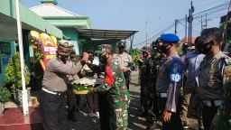 Polsek Wonoayu Memberikan Ucapan HUT TNI Ke 75 Kepada Koramil 0816/13 Wonoayu