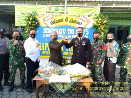 Polsek Tulangan Berikan Ucapan Hut TNI Ke-75 Di Koramil 0816/Tulangan
