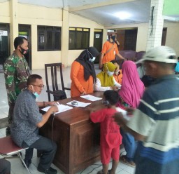 Babinsa Koramil0816/10 Balongbendo Dampingi Pembagian Bansos