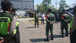 KORAMIL 0816/16 WARU BERSAMA POLSEK WARU MELAKSANAKAN PENGAMANAN AKSI UNJUK RASA DI SUPERINDO MALL