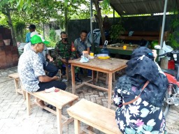 Babinsa Koramil 0816/12 Prambon laksanakan Komsos dengan tokoh masyarakat di Desa Bendotretek
