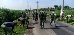 Babinsa Ramil 0816/07 Desa Wonomlati Laksanakan Karya Bhakti bersama Linmas Kec. Krembung.