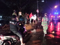 Hari tenang gelaran Pilkada, Forkopimka Prambon lakukan patroli bersama dan penertiban APK