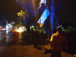 Anggota Ramil0816/07 Krembung Laksanakan PAM Penertiban APK Pilkada bersama Panwascam/Polsek/Satpol PP Krembung