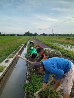 Babinsa Koramil 0816/13 Wonoayu Melaksanakan Kegiatan Karya Bakti