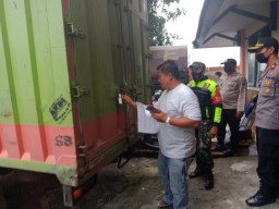 TNI POLRI DI KECAMATAN KOTA SIDOARJO, MENGAWAL PERGESERAN KOTAK SUARA DARI PPK KE GUDANG LOGISTIK KPU SIDOARJO