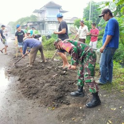 Karya Bhakti Mempererat Hubungan Babinsa Dengan Masyarakat.