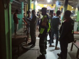 Gencarkan PPKM Yustisi Penegakan Protokol Kesehatan, Babinsa Koramil 0816/11 Tarik Bersama Tiga Pilar Lakukan Operasi Masker