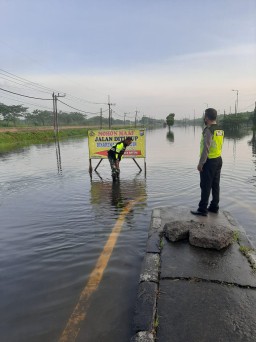 Danramil 0816/04 porong turun ke jalan mengecek genangan air di jalan raya