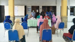 Koramil 0816/10 Balongbendo Sertu Sarko Dampingi Cek Kesehatan Lansia