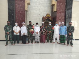 DANRAMIL 0816/16 WARU MELAKSANAKAN SHOLAT JUMAT BERSAMA DAN MEMEBERIKAN WAWASAN KEBANGSAAN DI MASJID LDII DESA MEDAENG