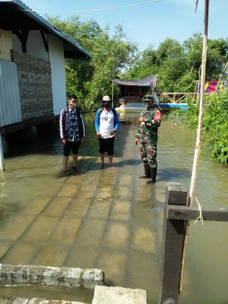 Babinsa Jabon bersama Linmas Ingatkan Taati Protokol Kesehatan Di Pulau Lusi.