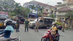 TEKAN PENYEBARAN COVID-19, KORAMIL 0816/16 WARU BERSAMA POLSEK WARU AKTIF GELAR OPERASI YUSTISI