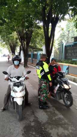 Peran Aktif Babinsa 0816/18 Sedati Dalam Ops Yustisi Protkes