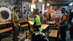Anggota Koramil 0816/13 melaksanakan penegakan disiplin Protokol Kesehatan Covid - 19
