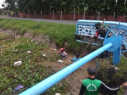 Pelda A Rofiq Kurniawan Bersama UPTD Wilayah Krembung Laksanakan Pembersihan Sungai di Desa Tanjek Wagir.