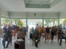 Danramil 0816/07 Krembung Bersama Forkompimka Saksikan Pelantikan Pilkades Secara Virtual di Pendopo Kec. Krembung