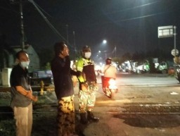 Babinsa Koramil 0816/05 Tulangan Dampingi Dinas PU Perbaiki Jalan di Desa Kemantren