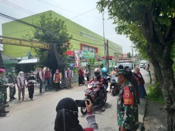 Anggota Koramil 0816/03 Buduran bersama mahasiswa Umsida laksanakan pembagian masker dan idukasi protkes ke masyarakat