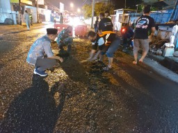 KORAMIL 0816/16 WARU BERSAMA FORPIMKA WARU, MELAKSANAKAN PENAMBALAN JALAN YANG BERLUBANG DI WIL KEC. WARU