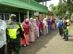 Koramil 0816/04 porong bersama polsek bersinergi melaksanakan himbauan ppkm mikro ke masyarakat.