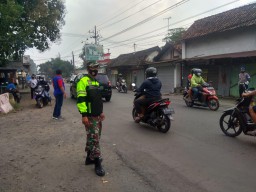 Babinsa Koramil 05/Tulangan Bersinergi Bersama Polri dan Satpol PP Gelar Operasi Yustisi.