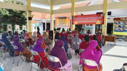 Babinsa Koramil 0816/13 Wonoayu Mendampingi Penyaluran BLT Dana Desa