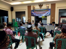 Babinsa Koramil 0816/11 Tarik, Serka Saiful Anam Hadiri Musyawarah Desa Penerimaan Dana BLT Tahun 2021