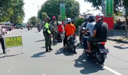 Babinsa Koramil 0816/06 Tanggulangin Melaksanakan Giat Ops Yustisi Gabungan