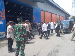 Babinsa Koramil 0816/03 Buduran dampingi gubenur jawa timur di Bulog
