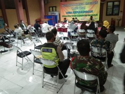 BABINSA KEPUHKIRIMAN KORAMIL 0816/16 WARU MENGHADIRI MUSDES ALOKASI BLT DANA DESA KEPUH KIRIMAN